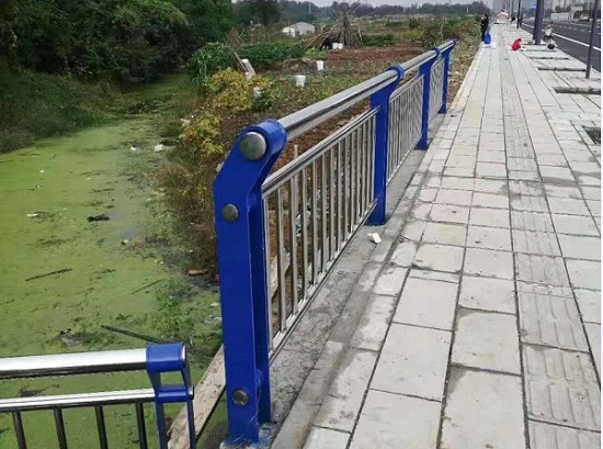 四川桥梁护栏施工展示