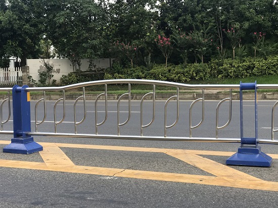 【道路护栏】四川二代熊猫护栏设置的一···